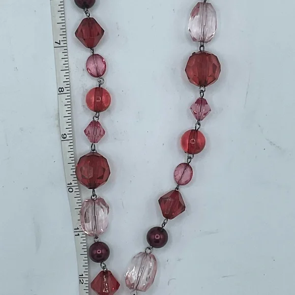 “FACTED BURGUNDY AND PINK BEADED NECKLACE”. Costume Jewelry. - Picture 6 of 7